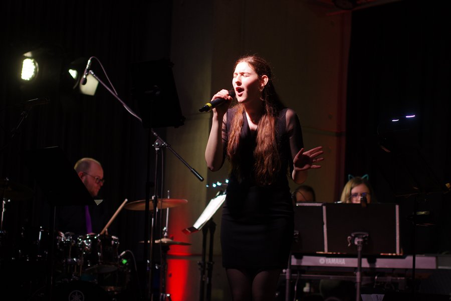 Musikerinnen und Musiker auf der Bühne