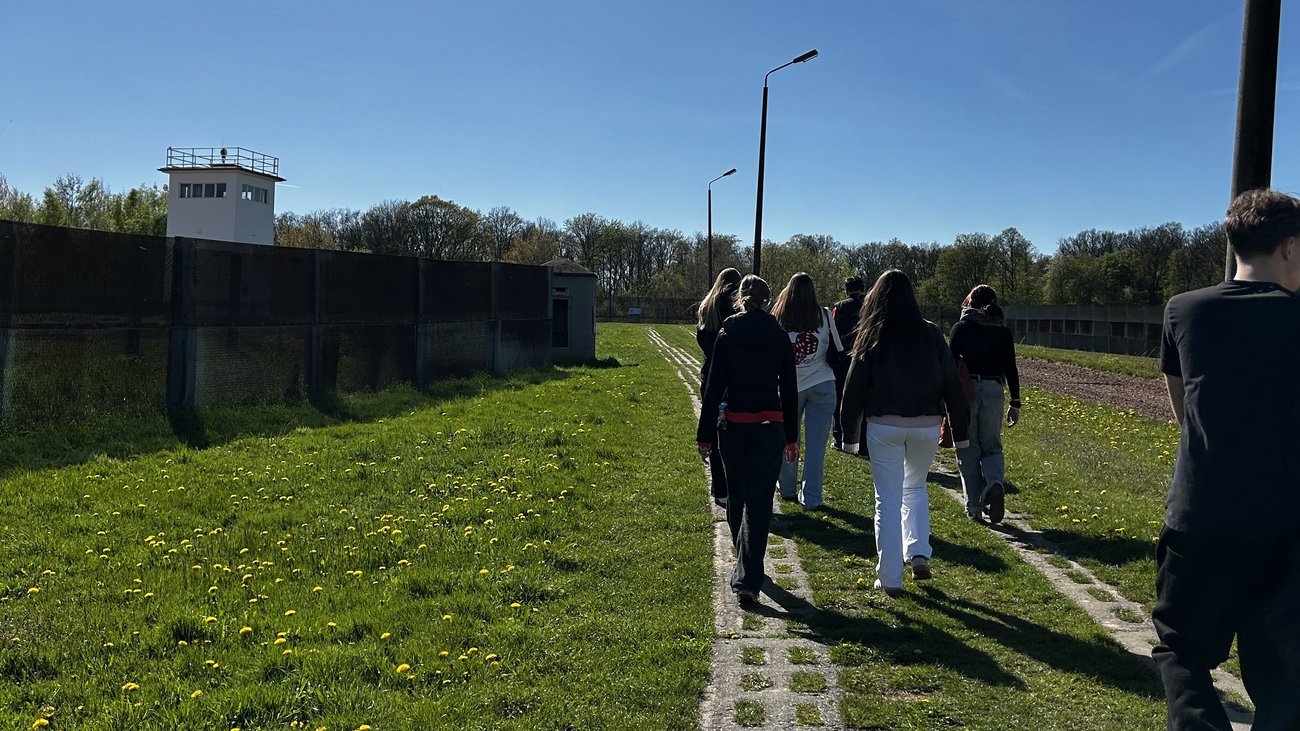 Schülerinnen und Schüler laufen auf dem Kolonnenweg