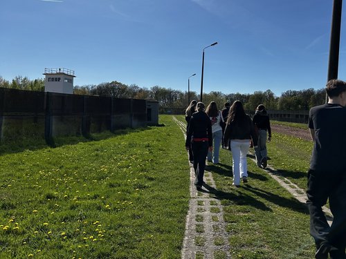 Schülerinnen und Schüler laufen auf dem Kolonnenweg