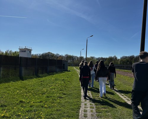 Schülerinnen und Schüler laufen auf dem Kolonnenweg