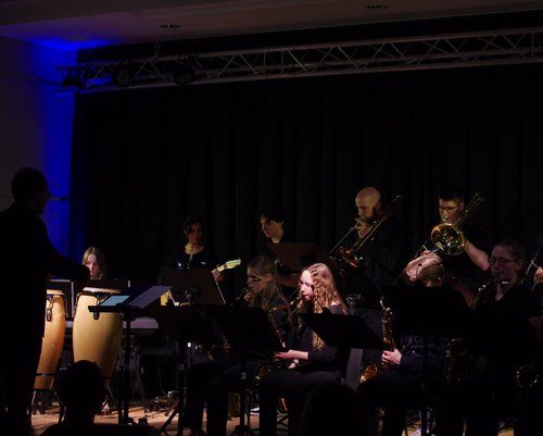 Musikerinnen und Musiker auf der Bühne