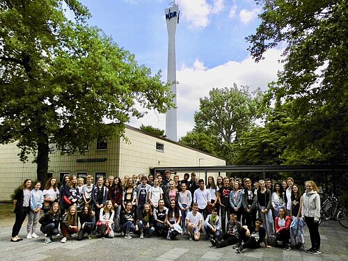 Foto: Besuch im NDR - die Klassen 8A und 8E im NDR-Funkhaus.