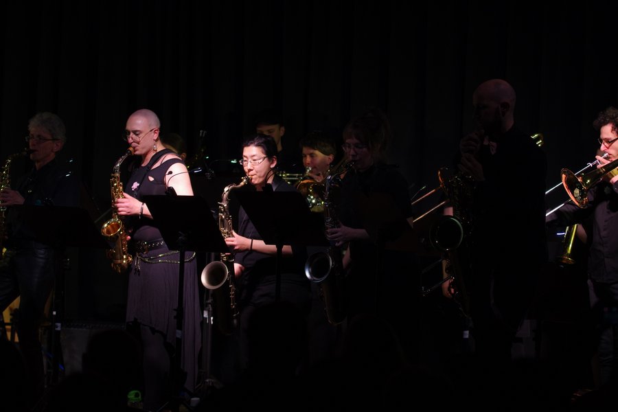 Musikerinnen und Musiker auf der Bühne