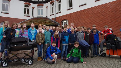 Foto: Mit dem Bollerwagen als Tourbus: "Music People" vor der Grundschule Großburgwedel