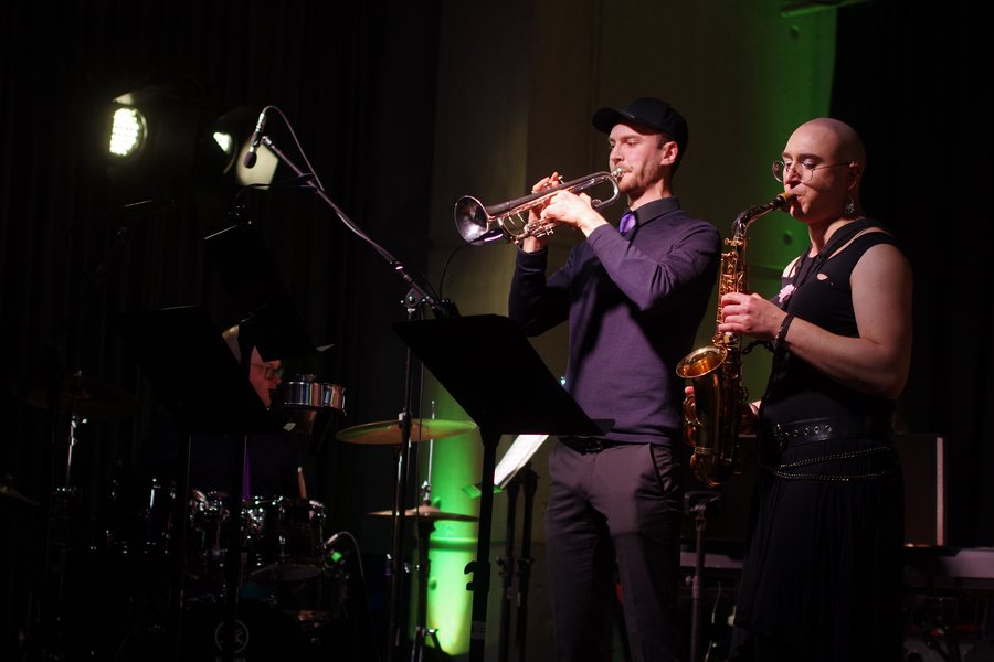 Musikerinnen und Musiker auf der Bühne