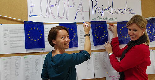 Foto: Organisationsarbeit: Viele Kurse und Angebote zum Thema Europa stehen den Schülerinnen und Schülern offen