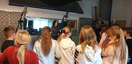 Konzentration vor der Aufnahme: Klasse 7B im Studio