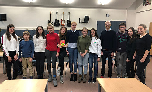 Foto: Mit dem Autor im Gespräch - Luka Goldwasser und die Schülerinnen und Schüler der AG 