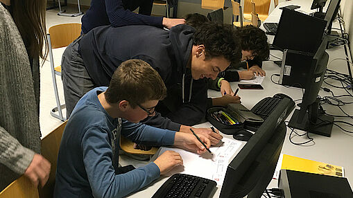 Foto: Konzentrierte Arbeit an schwierigen Aufgaben.