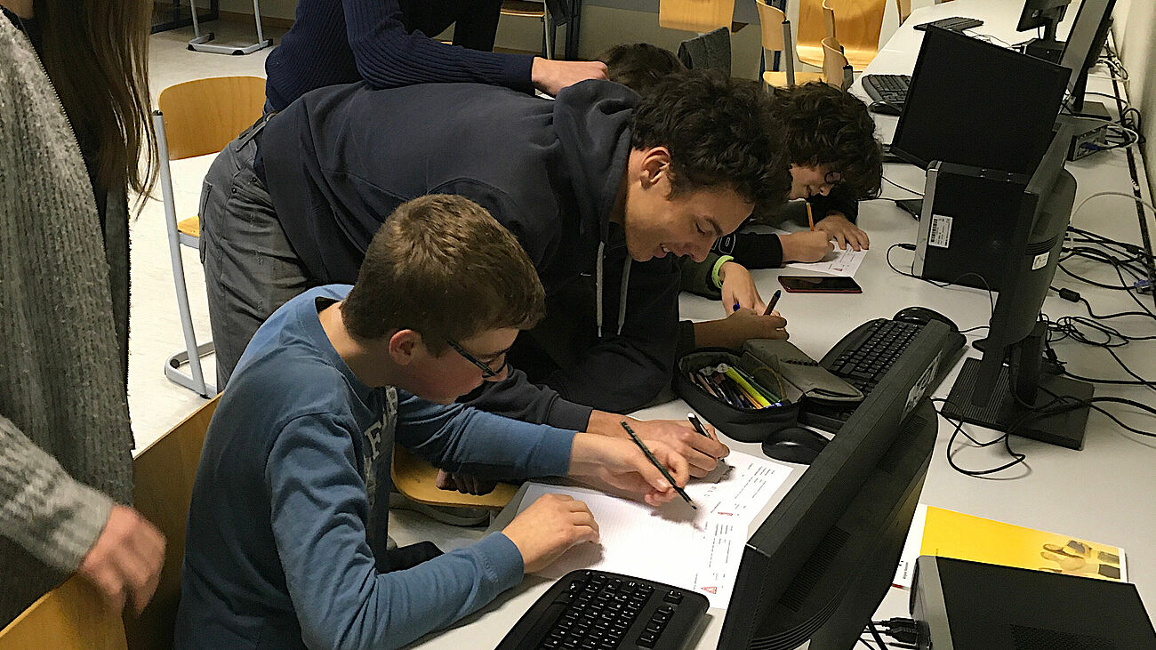 Foto: Konzentrierte Arbeit an schwierigen Aufgaben.