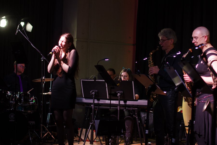 Musikerinnen und Musiker auf der Bühne