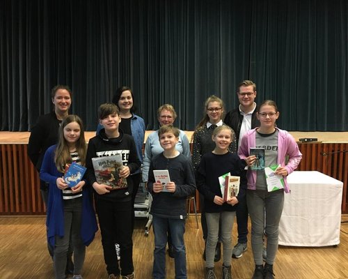 Teilnehmerinnen und Teilnehmer des Wettbewerbs und die Jury