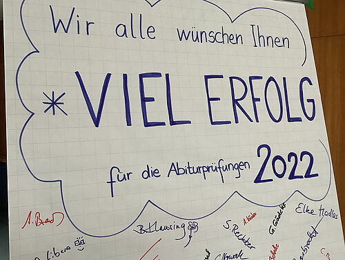 Foto: Daumendrücken für die Prüflinge: Die Lehrerinnen und Lehrer des Gymnasiums wünschen den Schülerinnen und Schülern gutes Gelingen.