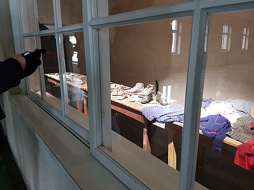 Foto: Kleidungsstücke in der Ausstellung im ehemaligen Stammlager (Foto: Leroy Köhler)