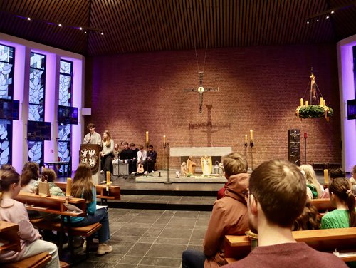 Schülerinnen und Schüler in der St. Paulus-Kirche Großburgwedel