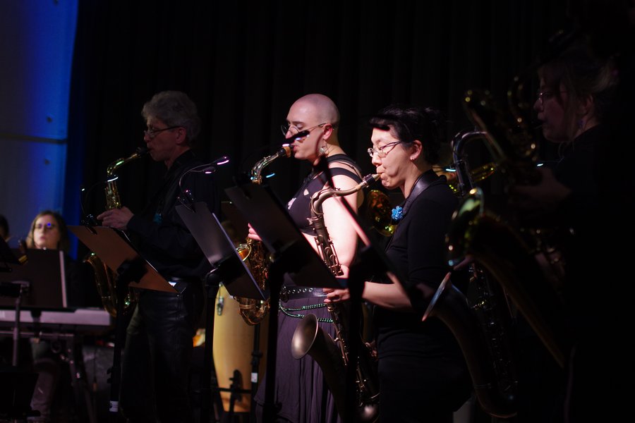  Musikerinnen und Musiker auf der Bühne