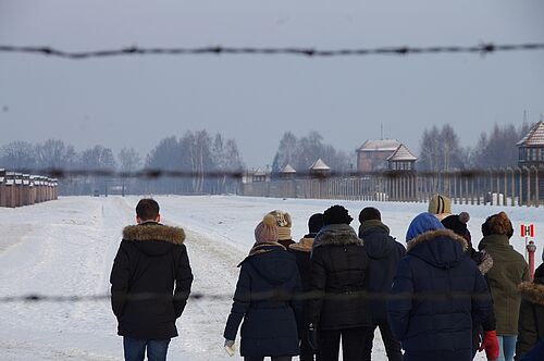 Foto: Gang über das Gelände des Vernichtungslagers Auschwitz-Birkenau