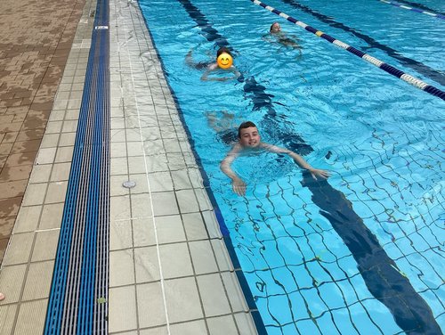 Schüler Schwimmen im Freibad