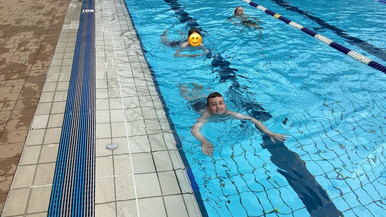 Schüler Schwimmen im Freibad