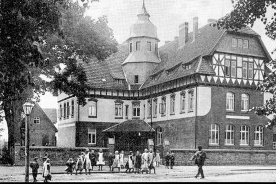 Foto: Volksschule -  Ehemaliges Quartier im Mitteldorf, die heutige Grundschule