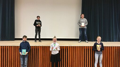 Klassensieger des diesjährigen Vorlesewettbewerbs: Tim und Greta (oben); Ole, Emilia und Frederike (unten)