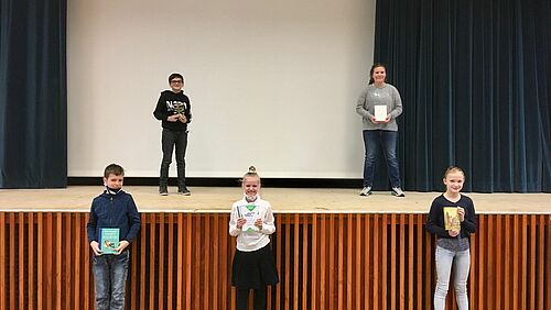 Klassensieger des diesjährigen Vorlesewettbewerbs: Tim und Greta (oben); Ole, Emilia und Frederike (unten)