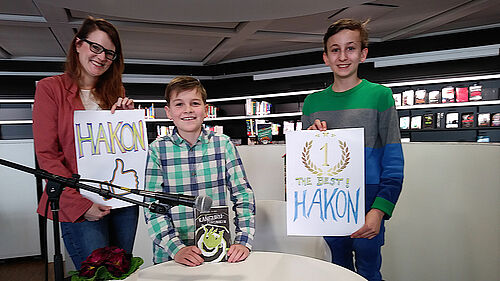 Hakon Vosberg, begleitet von Seiner Lehrerin Maike Schmack und Béla Riebschläger