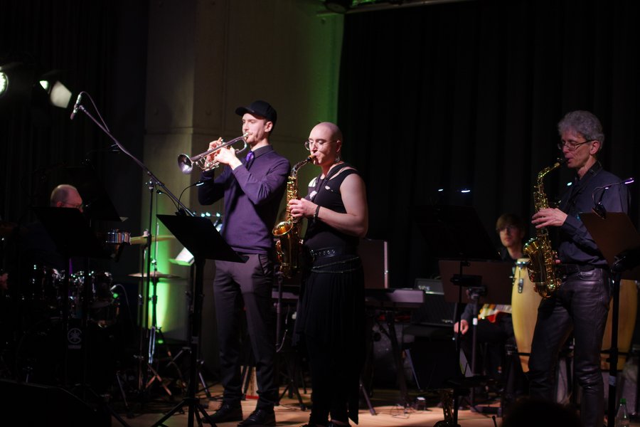 Musikerinnen und Musiker auf der Bühne
