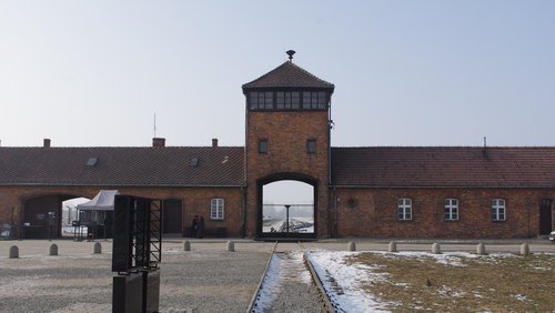 Einfahrt in das Lager Auschwitz-Birkenau