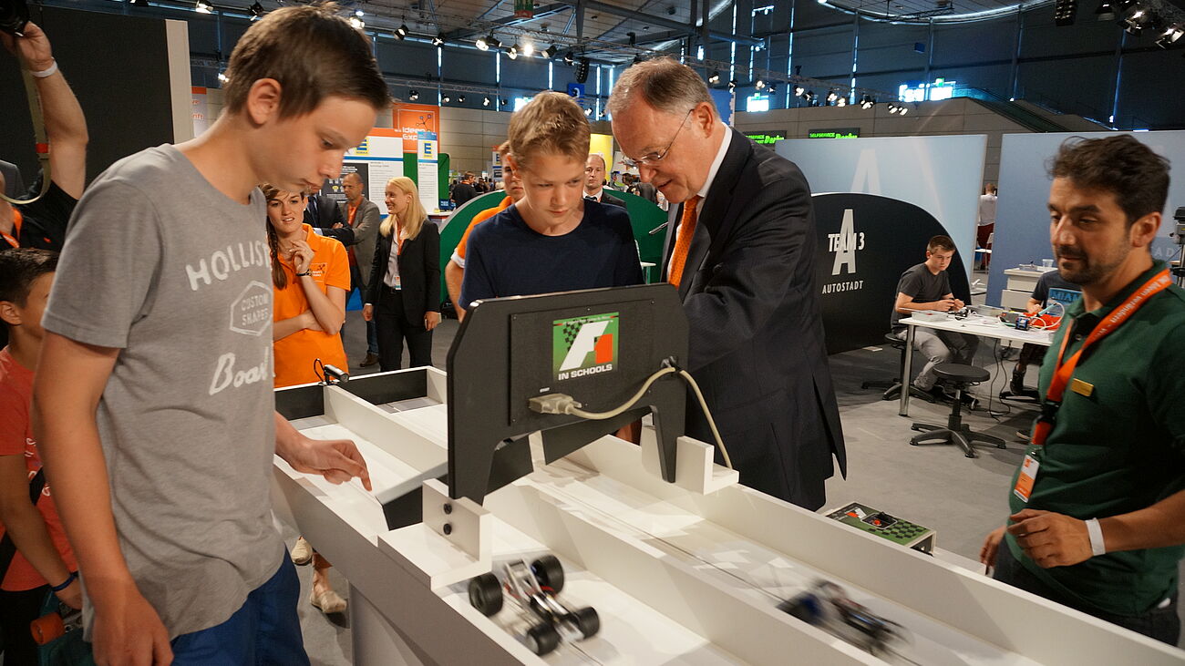 Autorennen auf der IdeenExpo 2015 - Ministerpräsident Weil gibt das Startsignal