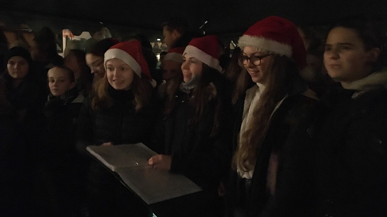 Programm und Outfit waren gleichermaßen weihnachtlich.