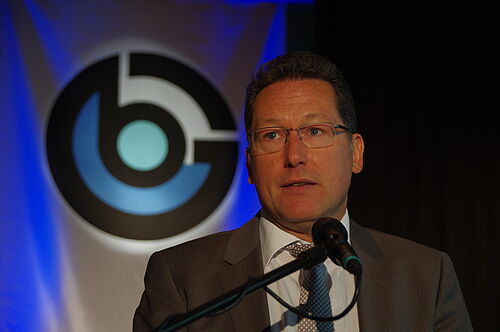 Foto: Der neue Schulleiter Robert Baberske begrüßt die Schülerinnen und Schüler in der Aula.