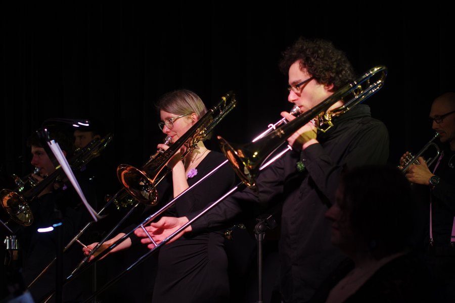 Musikerinnen und Musiker auf der Bühne