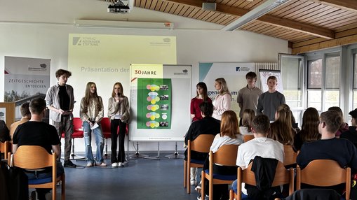 Schülerinnen und Schüler präsentieren Arbeitsergebnisse der Gruppe
