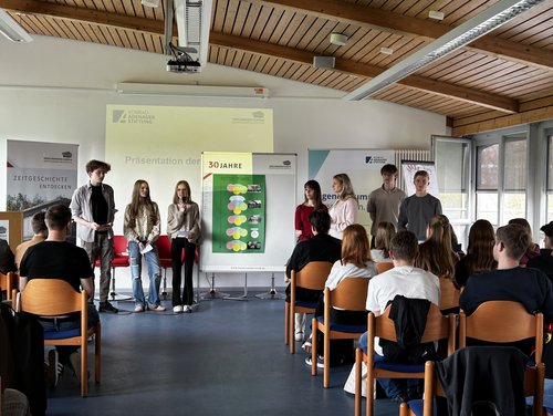 Schülerinnen und Schüler präsentieren Arbeitsergebnisse der Gruppe