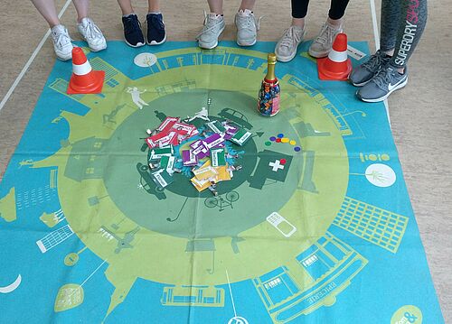 Foto: Geburtstagsgäste bei „Tom und Lisa“ - Alkoholpräventionsworkshop im 9. Jahrgang