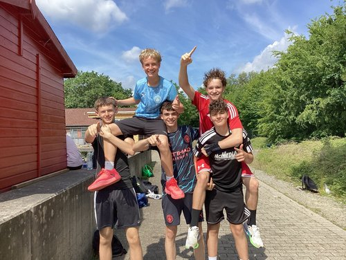 Schüler lachen in die Kamera