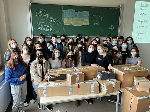 Foto: Die Klasse 10D sammelt Spenden für die Menschen aus dem Kriegsgebiet