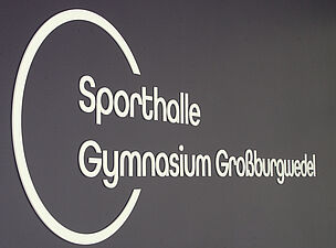 Bild: Ebenfalls neu errichtet wurde die Dreifachsporthalle.