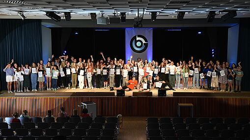 Gruppenbild der geehrten Schülerinnen und Schüler