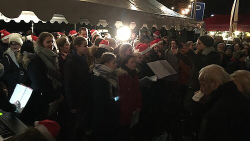 Enge und Kälte gehören zum Weihnachtsmarkt irgendwie dazu.