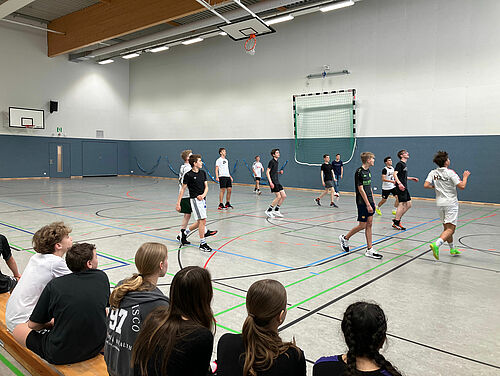Schüler spielen Basketball