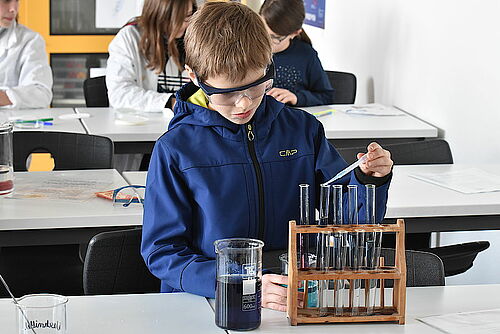 Hier ist Konzentration gefragt: Experimente im Chemie-Raum