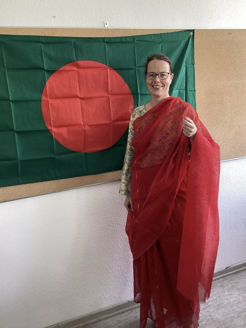 Lehrerin in traditioneller asiatischer Tracht