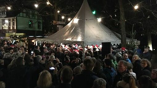 Großer Andrang auf dem Großburgwedeler Weihnachtsmarkt beim Auftritt unseres Chores.