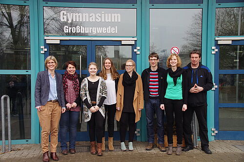 Foto: Schulleiterin Gesa Johannes und die künftigen Lehrer: Viviane Lüer (Englisch/Geschichte), Anna-Katharina Rybandt (Englisch/Religion), Helena Meyer (Deutsch/Biologie), Hanna Rehmstedt (Deutsch/Englisch), Jens Kampmeyer (Mathematik/Physik), Anna Troestler (Latein/Mathematik) und Wolfgang Scholz (Politik-Wirtschaft/Sport). Es fehlt: Madeleine Lindner (Französisch/Erdkunde).
