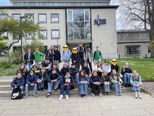 Schulklasse vor dem Gebäude des NDR in Hannover.