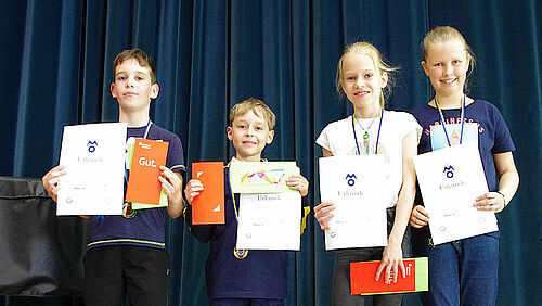 Foto: Die Siegerinnen und Sieger der diesjährigen Mathematik-Olympiade präsentieren stolz ihre Urkunden.