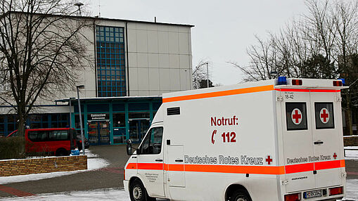 Rettungswagen vor dem Eingangsbereich