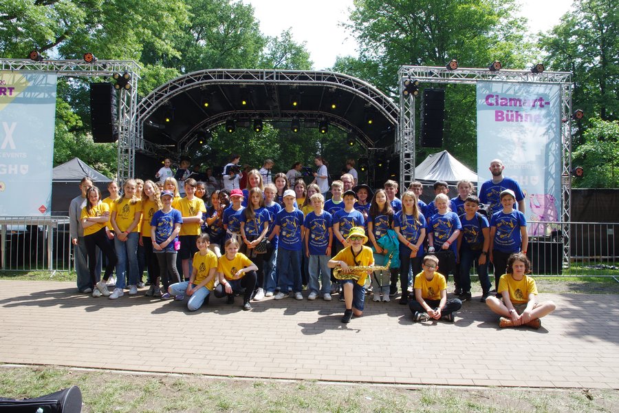 Schülerinnen und Schüler vor der Bühne beim Gruppenfoto